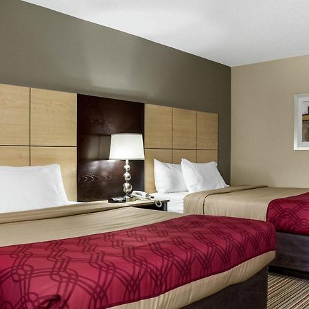 Econo Lodge Grand Forks Buitenkant foto
