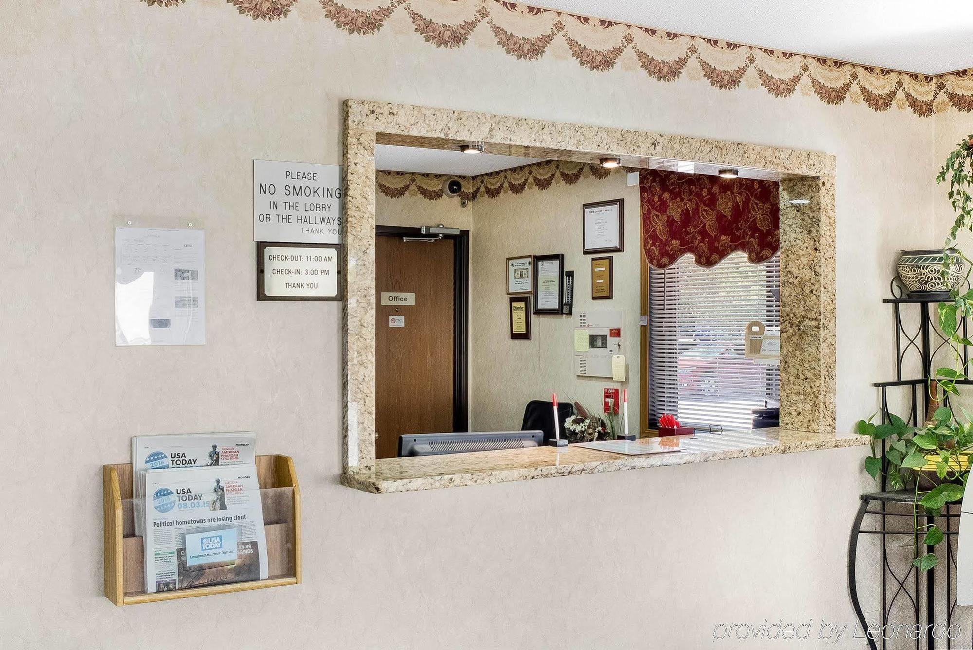 Econo Lodge Grand Forks Buitenkant foto