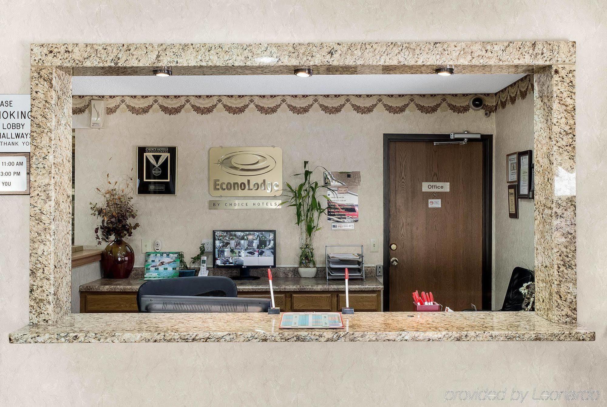Econo Lodge Grand Forks Buitenkant foto