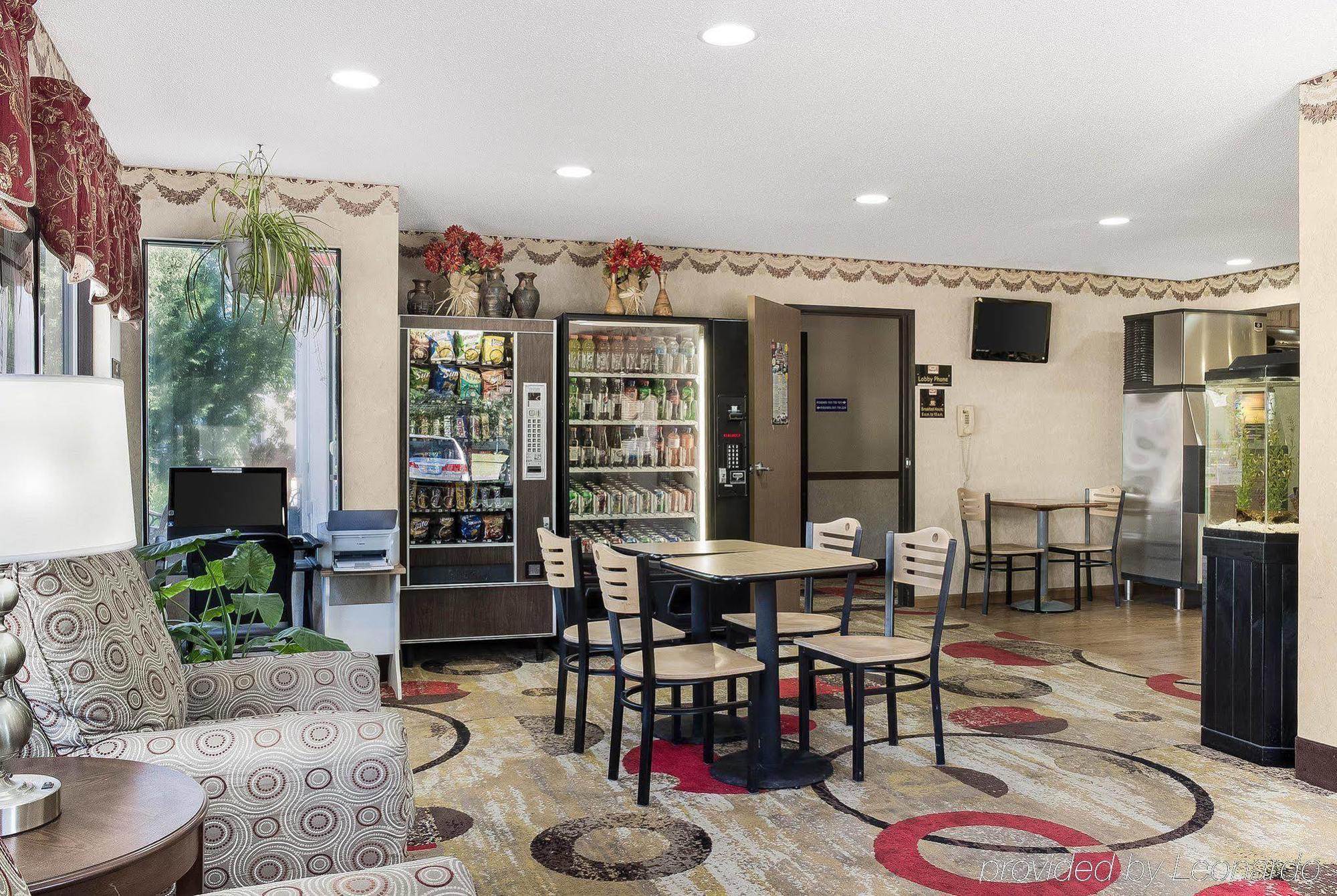 Econo Lodge Grand Forks Buitenkant foto