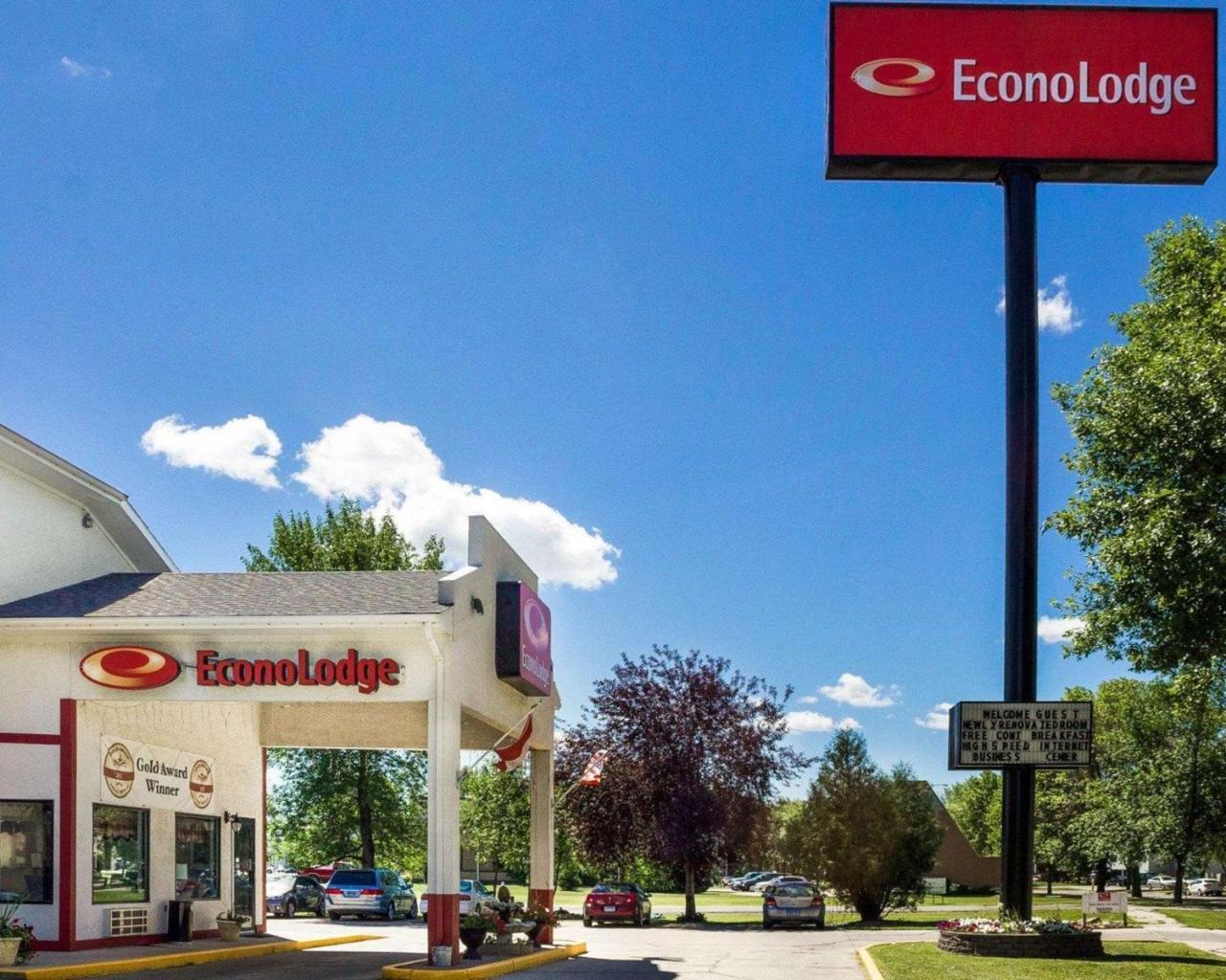 Econo Lodge Grand Forks Buitenkant foto