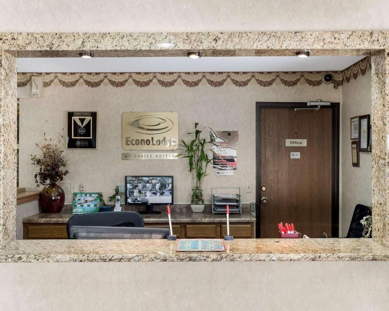 Econo Lodge Grand Forks Buitenkant foto